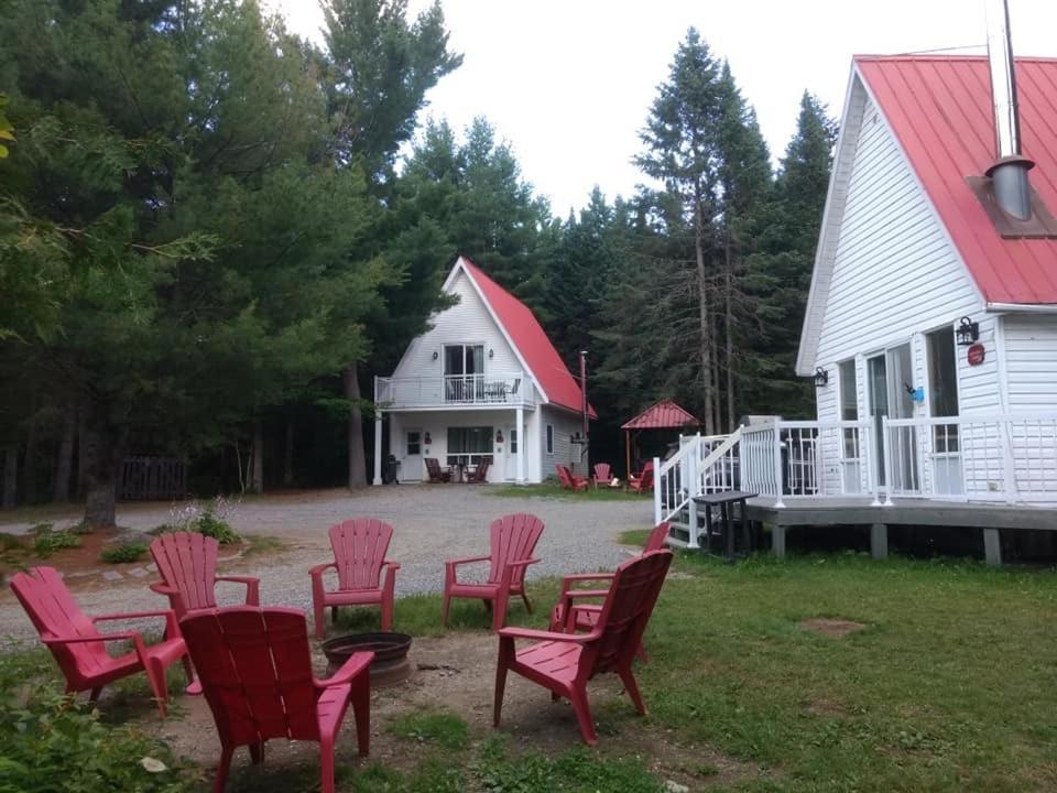 Camping Chalets Spas Pignons Rouges Saint Romain Exterior photo